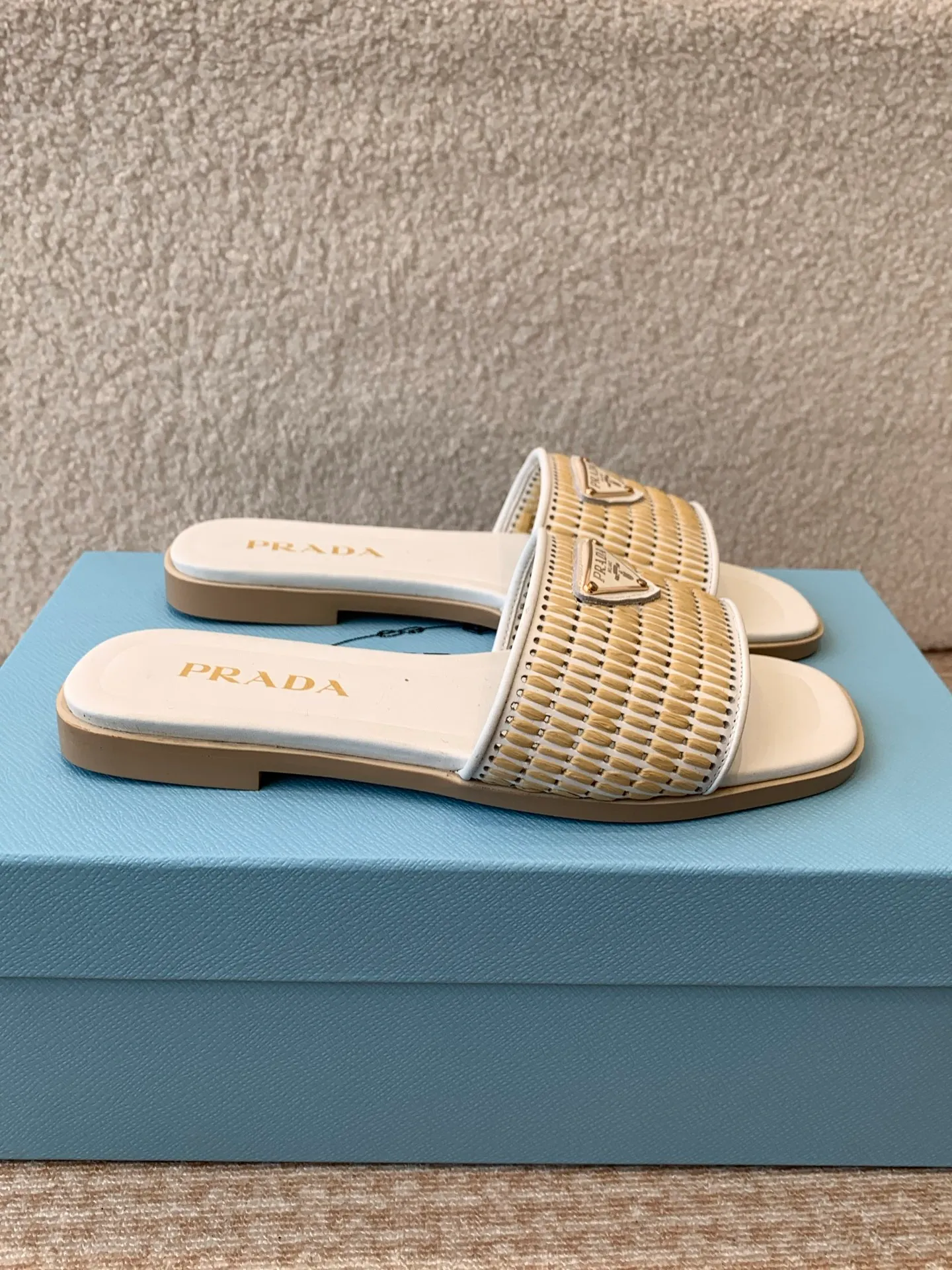 👟👟Ex-factory price 420👟👟 Prada 25ss new spring and summer Prada woven slippers Modern lines and original architectural volumes define these complex charms. The iconic geometric shape of the Prada triangle inspires the heel design, highlighting the taper and soft curves with a unique modern touch.  Upper: original woven upper, lining cowhide, outsole: Italian genuine leather outsole Size: #35-42 (40, 41, 42 customized, non-refundable)